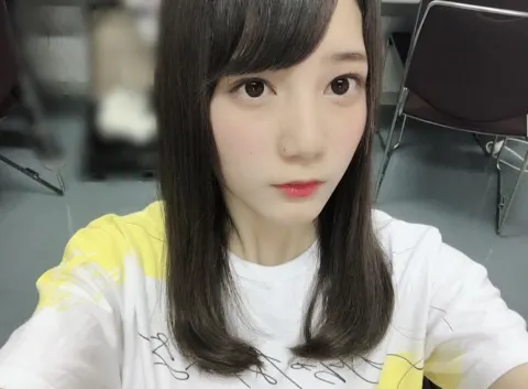 小坂 菜緒｜ツインテールにしようと心に決めていたのに、いざ鏡に向かうと出来なくなってしまった。じゃ、また今度で 小坂菜緒（2018-06-10）