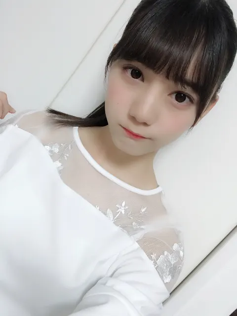 小坂 菜緒｜さぁ今日も一日頑張ろうと家を出たら雨が降ってて心も前髪もシュ…（2018-06-19）｜6枚目