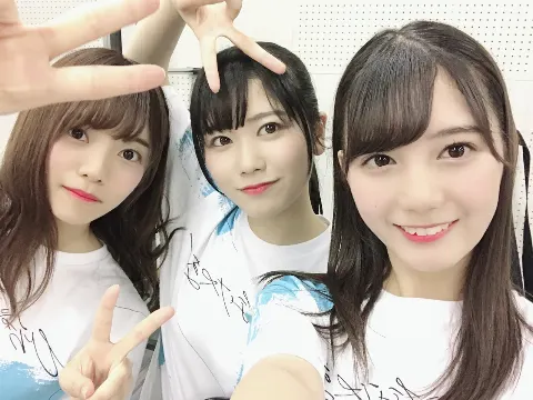小坂 菜緒｜手羽先の食べ方が分からへんくて適当にこう？ってやってたら意外と上手く食べれて、よし！って思ってたら全然食べ方違いました。（2018-07-04）