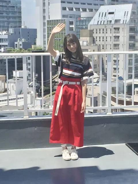 小坂 菜緒｜子供とぬり絵をしてて自信満々に塗ってたのに子供の方が上手くて…（2018-07-10）｜2枚目