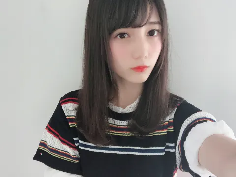 小坂 菜緒｜子供とぬり絵をしてて自信満々に塗ってたのに子供の方が上手くて…（2018-07-10）｜3枚目