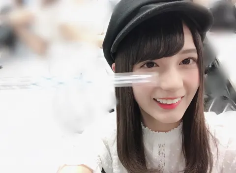 小坂 菜緒｜珍しくペンギンとカエルのぬいぐるみを持ってきていたのにも関わ…（2018-07-17）｜4枚目