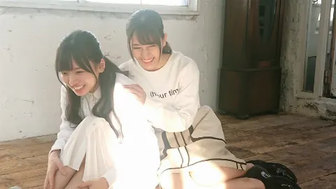 小坂 菜緒｜携帯の充電をしながら動画を見てて、よし家を出ようと携帯を持っ…（2018-11-20）｜4枚目
