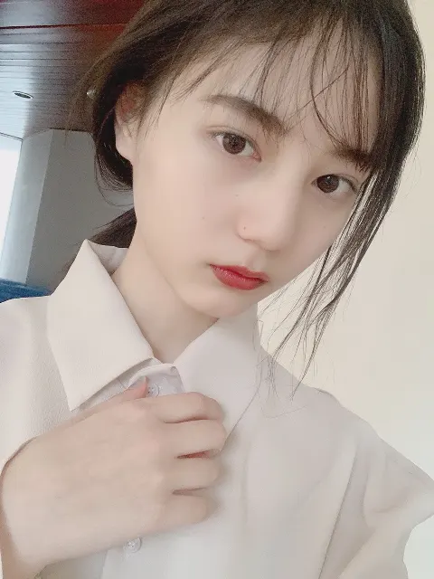 小坂 菜緒｜5月の少し涼しくなった風を感じながら布団に入るのが、一番至福…（2020-05-03）｜3枚目