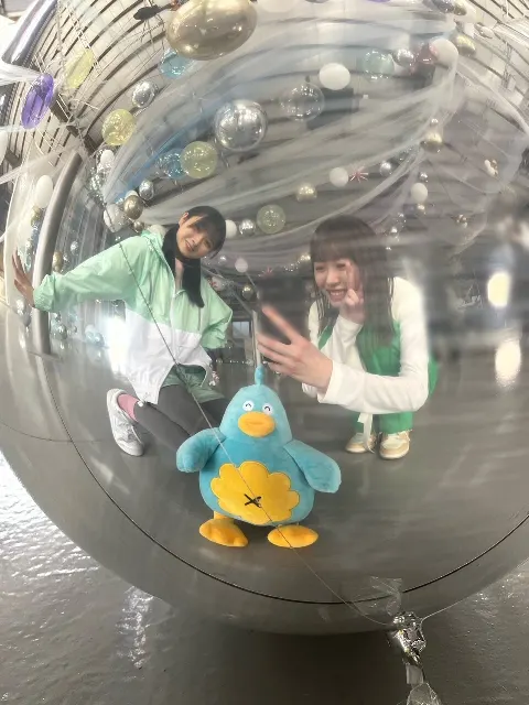 髙橋 未来虹｜風船に映るふたり（2023-04-06）｜2枚目