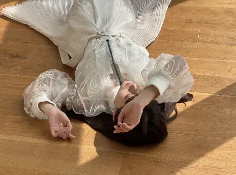 小坂 菜緒｜今は甘そうで甘くないわたがしを食す、いつか味がするように。（2023-11-12）｜4枚目