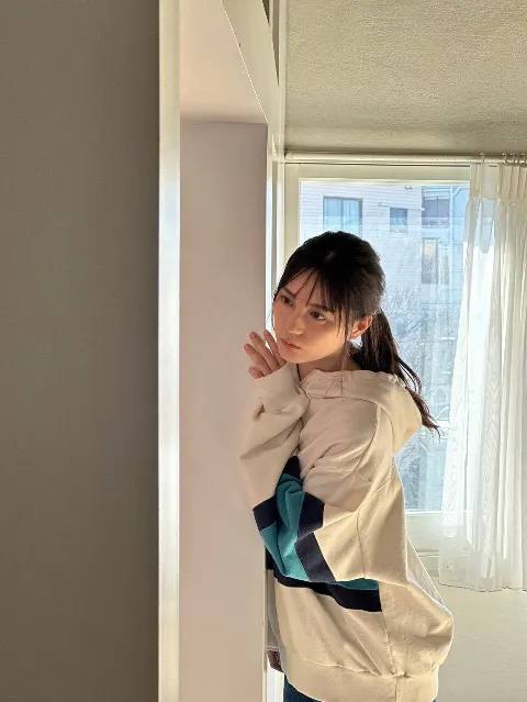 小坂 菜緒｜窓を開けて過ごせる気候、春を堪能し夏が近づいてる雰囲気を感じ…（2024-04-30）｜4枚目