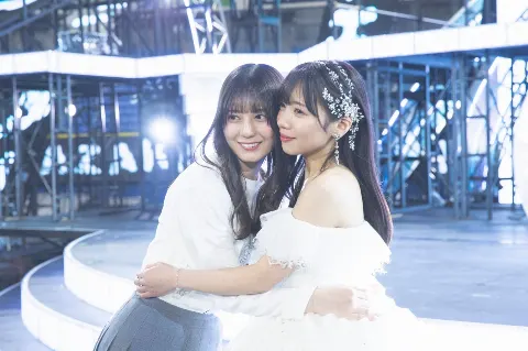 小坂 菜緒｜白のダリア、想いはひと咲きに。（2024-05-01）｜2枚目