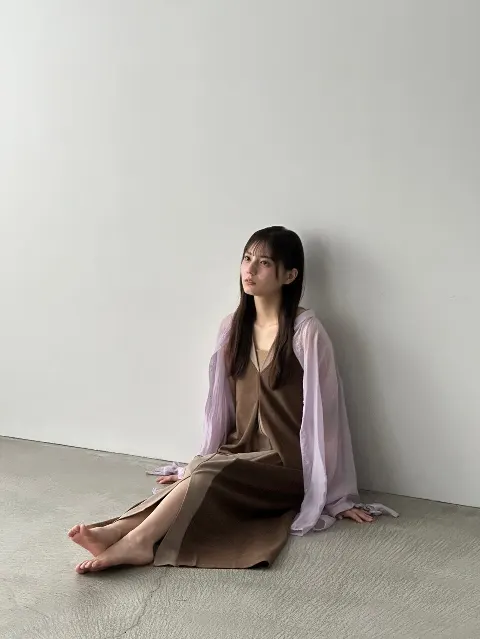 小坂 菜緒｜冷たい夜は、暖かいホットミルク。（2024-11-29）｜3枚目
