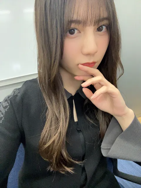 小坂 菜緒｜笑顔の先に映るピンクで溢れる花畑（2025-03-01）