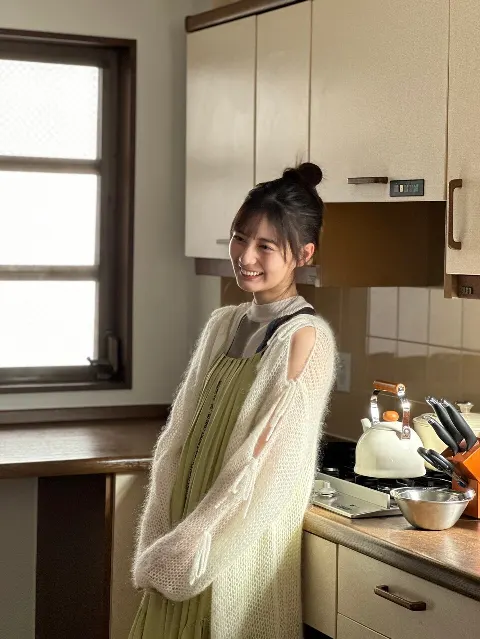 小坂 菜緒｜笑顔の先に映るピンクで溢れる花畑（2025-03-01）｜2枚目