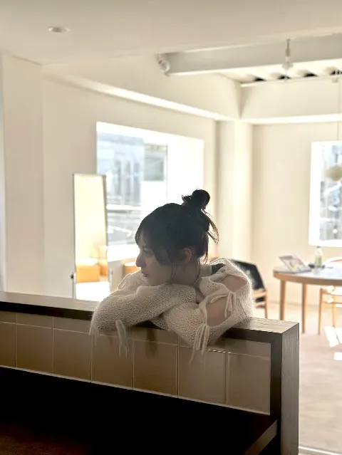 小坂 菜緒｜笑顔の先に映るピンクで溢れる花畑（2025-03-01）｜3枚目