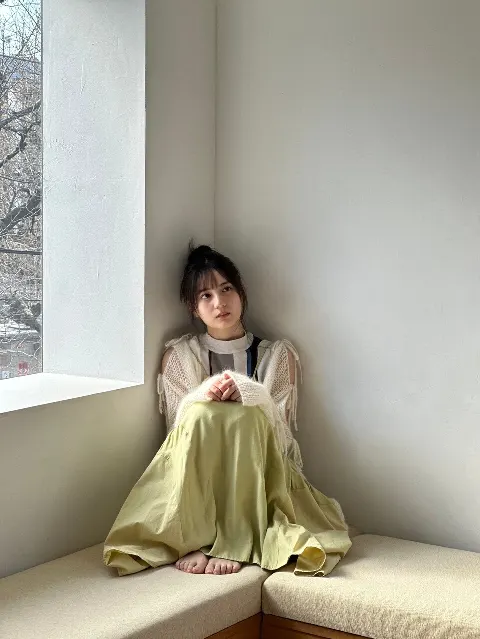 小坂 菜緒｜笑顔の先に映るピンクで溢れる花畑（2025-03-01）｜4枚目