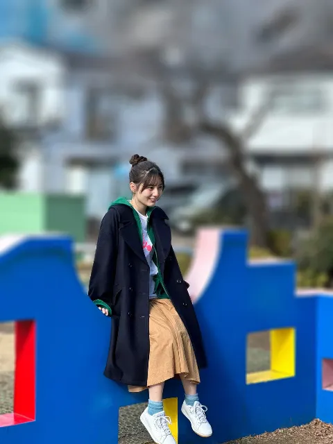小坂 菜緒｜笑顔の先に映るピンクで溢れる花畑（2025-03-01）｜6枚目