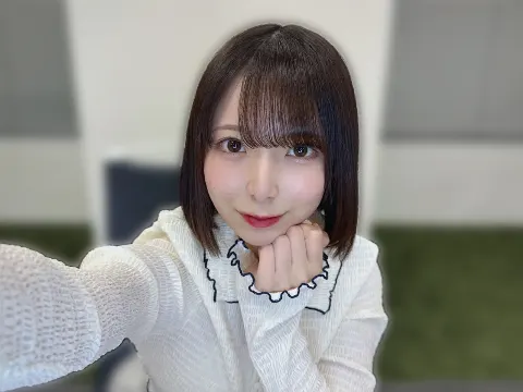 渡辺 莉奈｜カフェラテ片手にラムネ食べたあとに焼き鮭おにぎりを食べている…（2025-04-21）