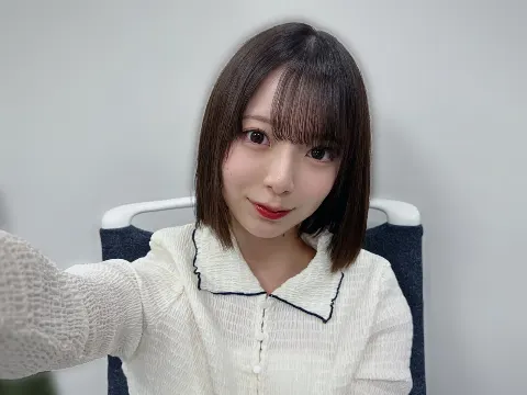 渡辺 莉奈｜カフェラテ片手にラムネ食べたあとに焼き鮭おにぎりを食べている…（2025-04-21）｜2枚目