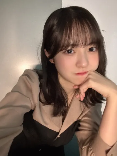 正源司 陽子｜痩せたカレンダーを撫でる。正源司　陽子（2025-10-30）｜2枚目
