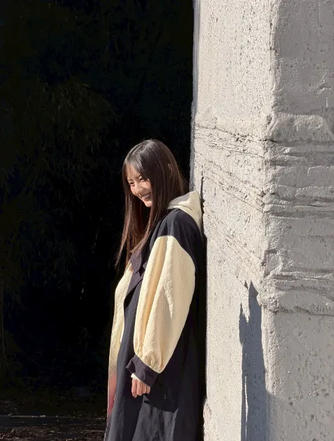 小坂 菜緒｜春の風が気持ちよくて、春ソングを聴きながら街を歩いちゃって、…（2026-04-03）｜2枚目