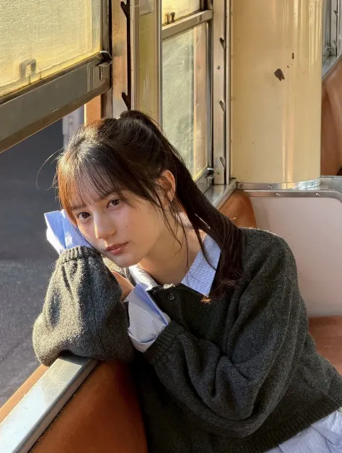小坂 菜緒｜春の風が気持ちよくて、春ソングを聴きながら街を歩いちゃって、…（2026-04-03）｜3枚目