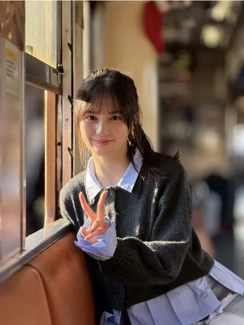 小坂 菜緒｜春の風が気持ちよくて、春ソングを聴きながら街を歩いちゃって、…（2026-04-03）｜4枚目