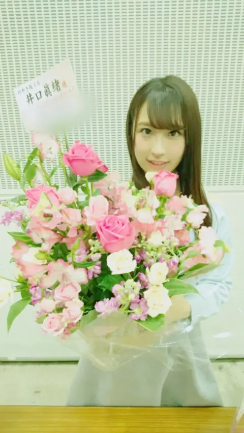 井口 眞緒｜お花いっぱい♡（2017-03-04）｜2枚目