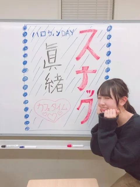 井口 眞緒｜『スナック眞緒』SHOWROOM店〈10月31日〉（2018-11-02）｜18枚目