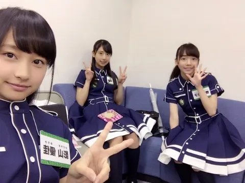 影山 優佳｜今日も京子に強烈興味深々っ♡♡（2016-09-06）