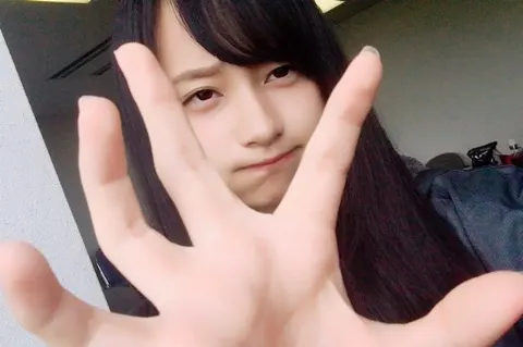 影山 優佳｜肌寒い帰り路。下を向き重々しく歩いていた私の視界に入ったのは…（2016-11-12）｜2枚目