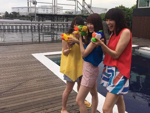 加藤 史帆｜きくとしなちょのトリオPV3人組のグラビアが本日発売です(・ω・)！！（2018-08-07）｜6枚目