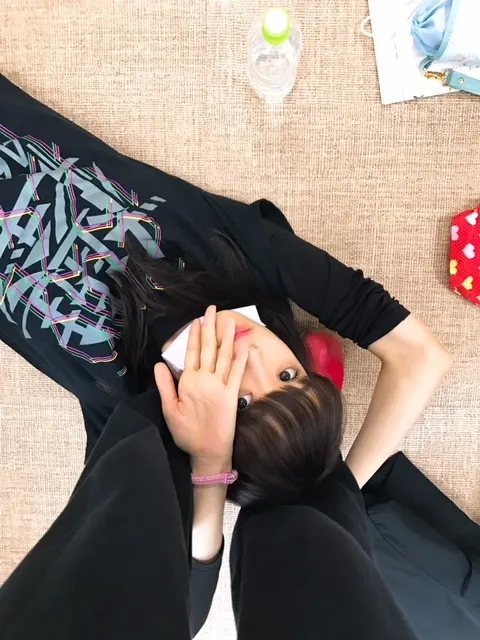 加藤 史帆｜足元に現れた( ・ω・)（2017-04-04）｜2枚目