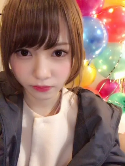 加藤 史帆｜足元に現れた( ・ω・)（2017-04-04）｜3枚目