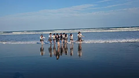 加藤 史帆｜海だ！(・ω・)（2017-10-26）｜4枚目