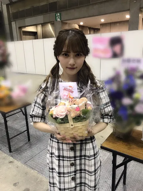 加藤 史帆｜いつも素敵なお花をありがとう(・ω・)（2018-03-24）｜2枚目