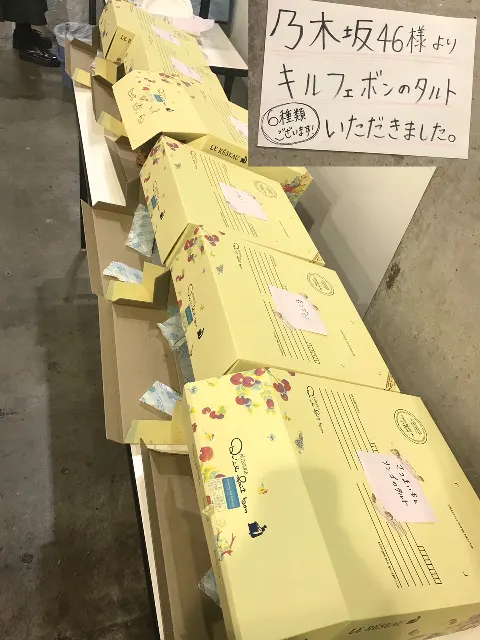 松田 好花｜握手会場にカフェカーが来てて、バナナミルクを飲みながら七色い…（2018-10-14）｜4枚目