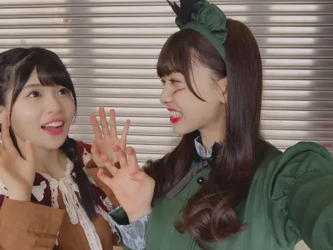 松田 好花｜握手会場にカフェカーが来てて、バナナミルクを飲みながら七色い…（2018-10-14）｜3枚目