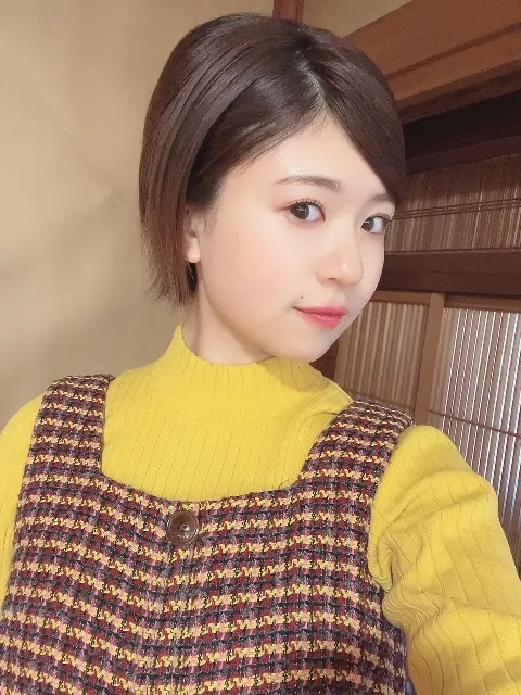 松田 好花｜みんな笑ってるんでしょ！笑70年代の髪型に忠実に寄せに行ったのです！いや、怒ってないですからね！笑（2022-04-19）｜4枚目