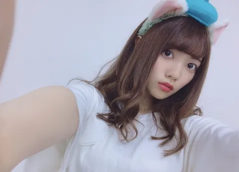 宮田 愛萌｜隙間からみくりん越しに覗き見る小坂菜緒(16)（2018-09-17）｜2枚目