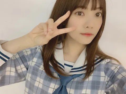 宮田 愛萌｜左耳だけ塞いで、右手を伸ばす（2021-03-21）｜2枚目