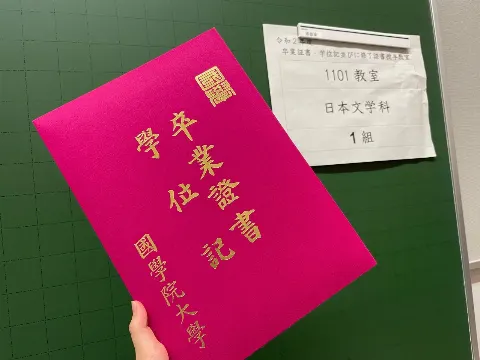 宮田 愛萌｜4年前に咲いた桜、今雨に濡れながら舞う（2021-03-22）｜3枚目