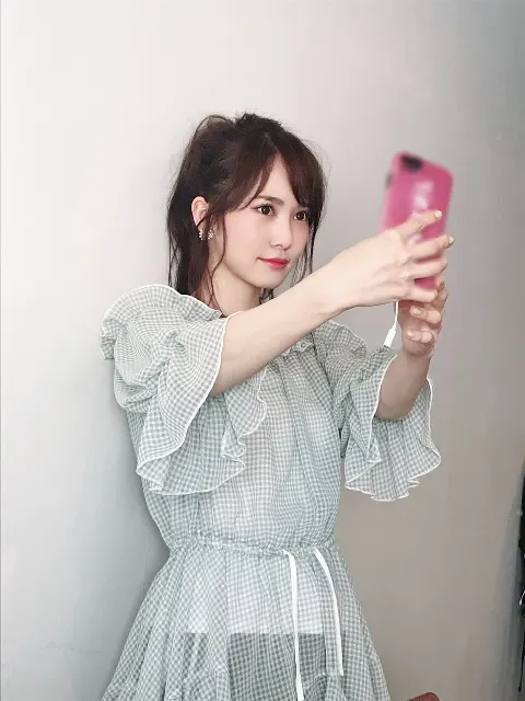 宮田 愛萌｜パンの耳をちぎる、そして噛む。（2021-04-14）｜3枚目