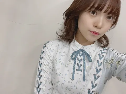 宮田 愛萌｜亀を抱きしめ布団を纏いし成人女性（2021-12-15）｜2枚目