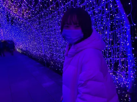 宮田 愛萌｜亀を抱きしめ布団を纏いし成人女性（2021-12-15）｜5枚目