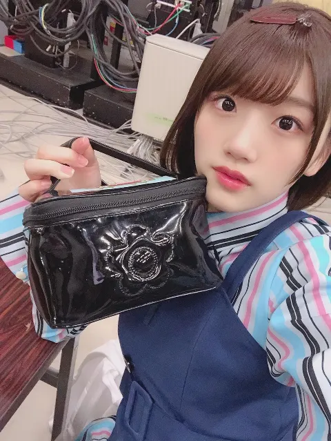 佐々木 美玲｜🍞の化粧ポーチの中👀（2019-05-27）