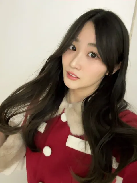潮 紗理菜｜空気が冷たくてツンツンしてるけど、それがいいのが12月。🎄（2023-12-20）