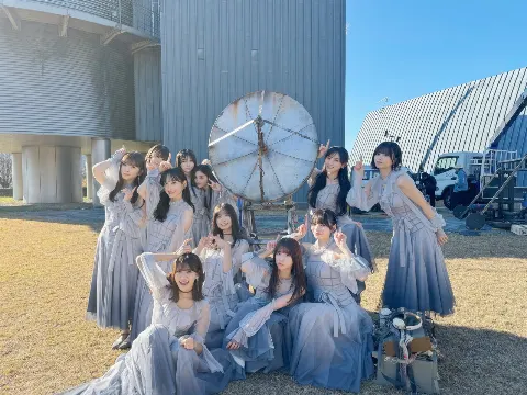 冨里 奈央｜「歩道橋」発売日（2024-12-11）｜3枚目
