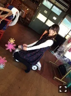 北野 日奈子｜撮影現場にあった子 供用の車（2015-03-15）｜2枚目