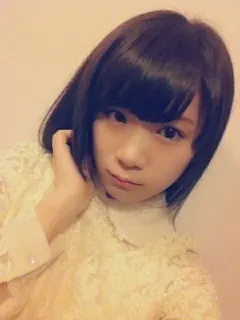 秋元 真夏｜足元にニャンコ∩^ω^∩63（2013-01-12）｜2枚目