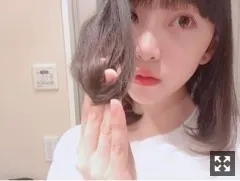 堀 未央奈｜降りかかった雨に傘をさす（2018-06-16）｜2枚目
