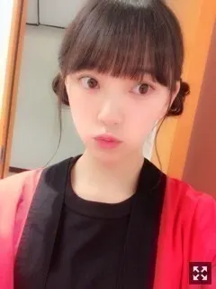 堀 未央奈｜降りかかった雨に傘をさす（2018-06-16）｜3枚目