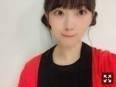 堀 未央奈｜降りかかった雨に傘をさす（2018-06-16）｜4枚目